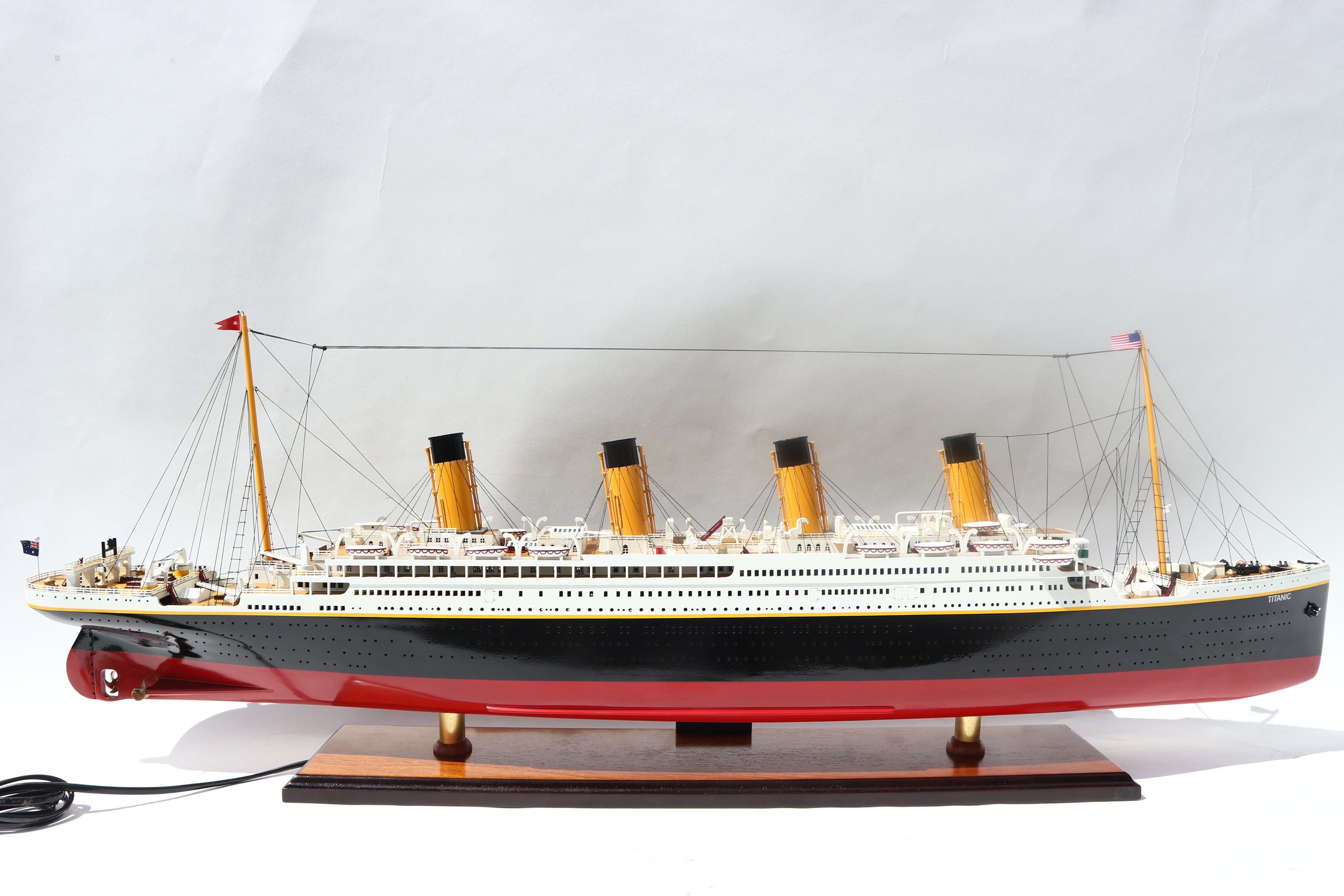 RMS TITANIC WITH LIGHTS