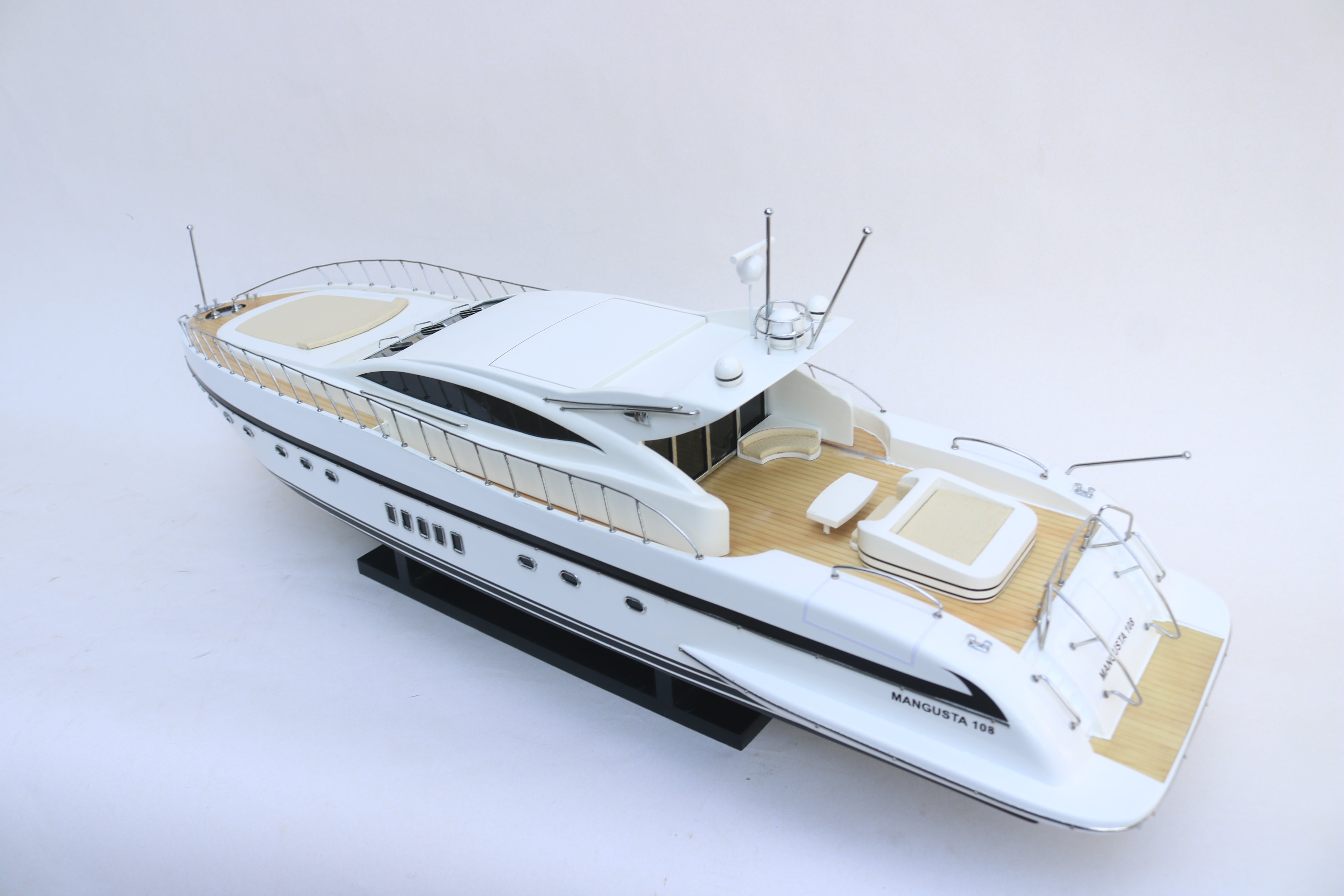 MANGUSTA 108