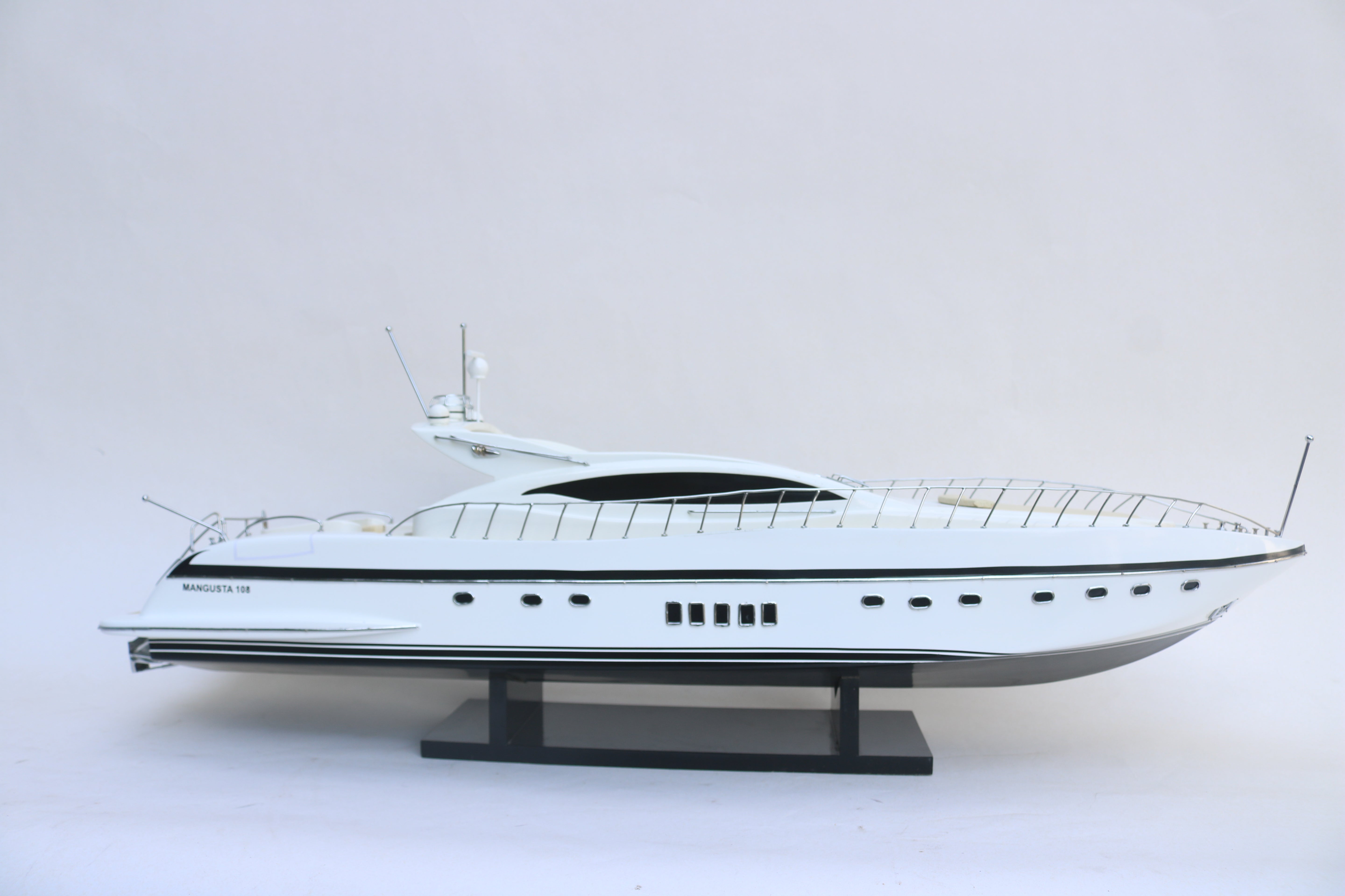 MANGUSTA 108