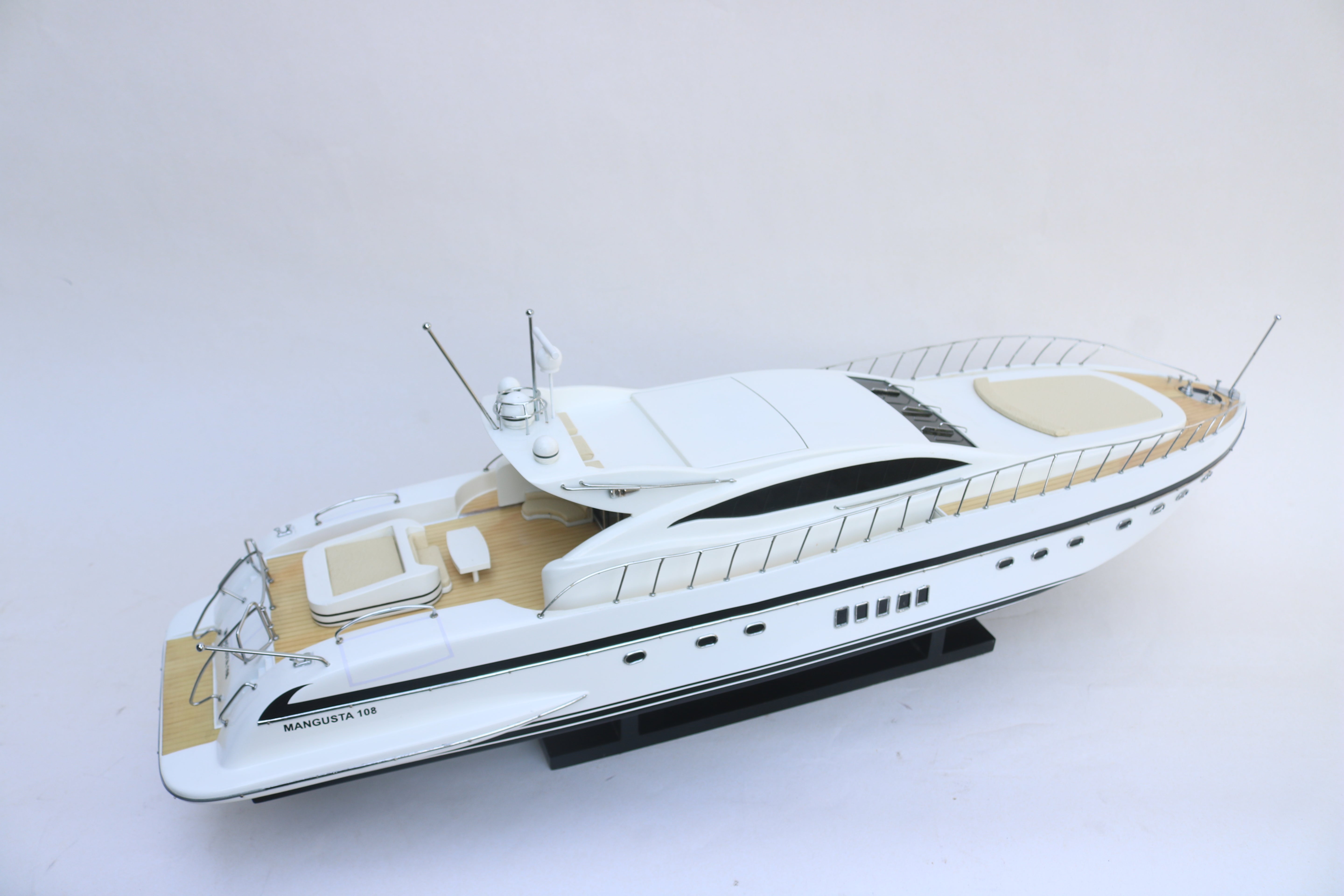MANGUSTA 108