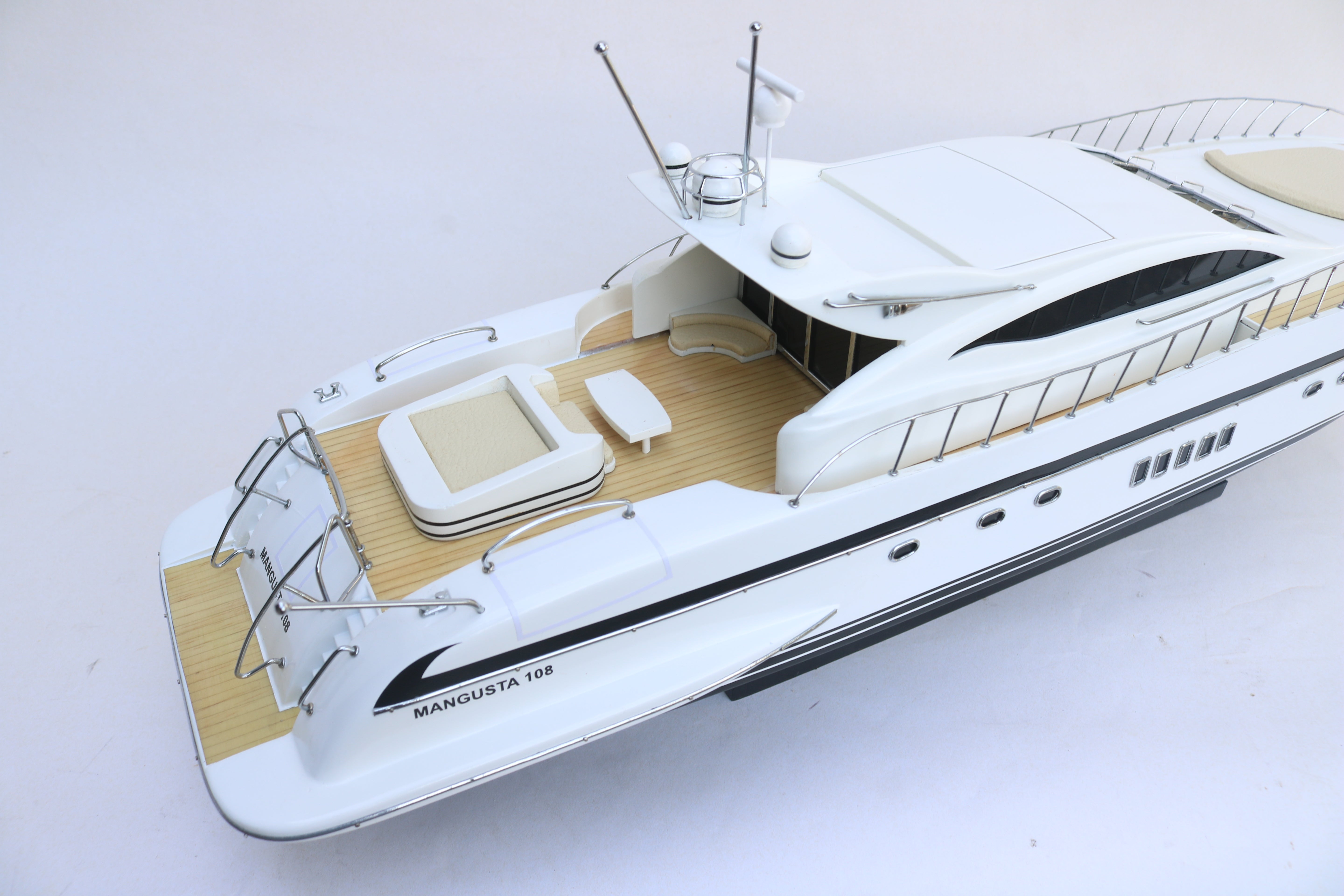 MANGUSTA 108