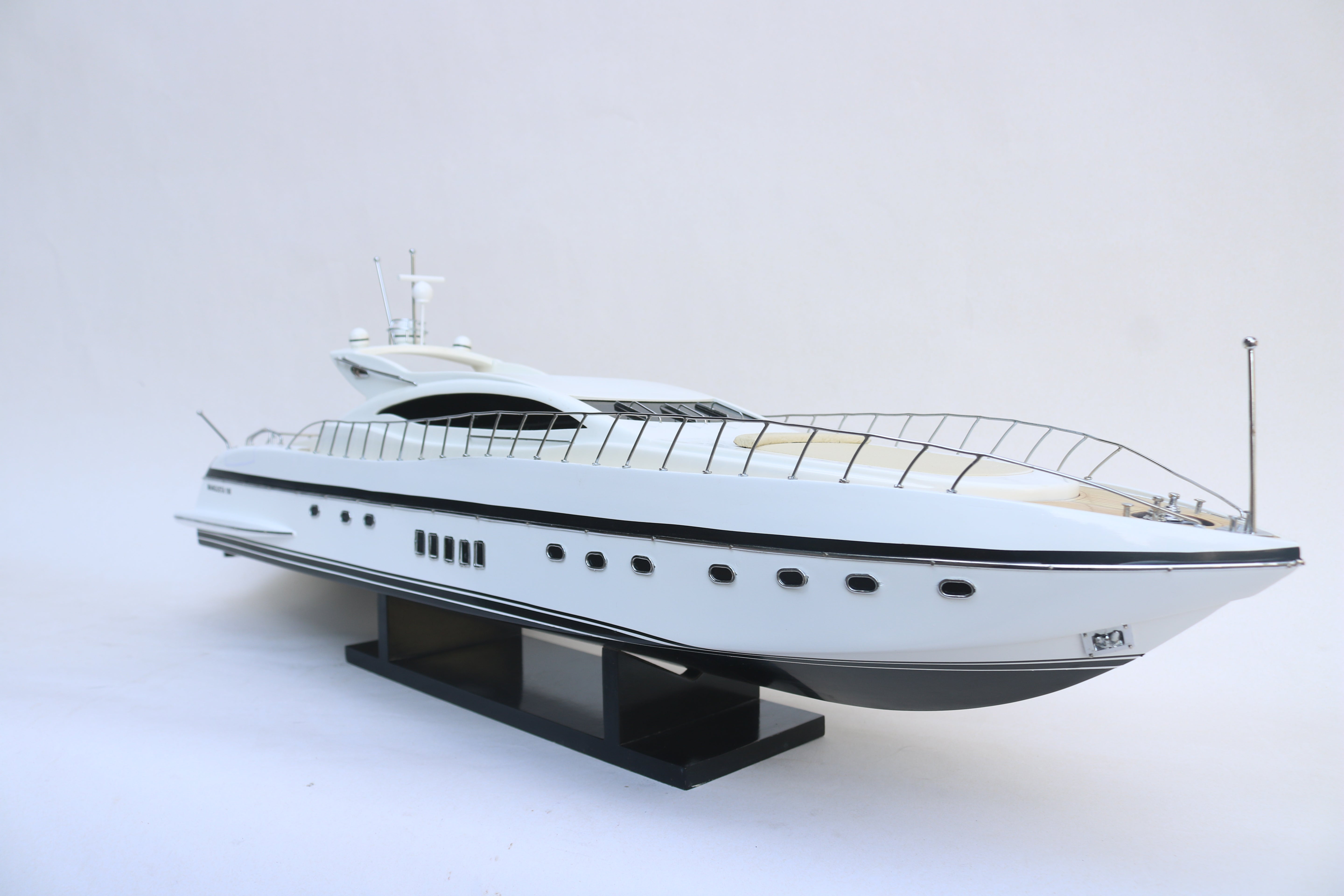 MANGUSTA 108