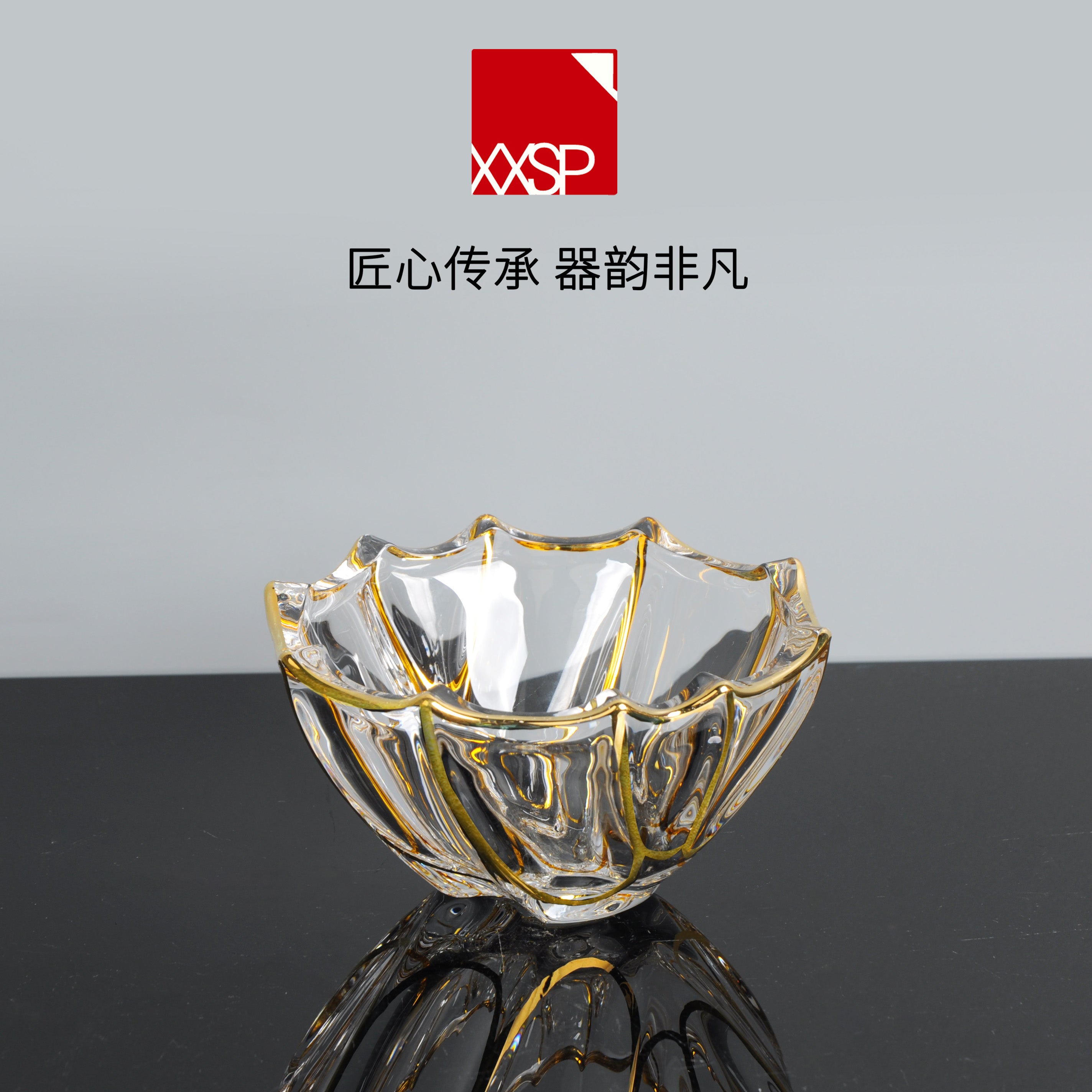 Set of 2 glass bowls with golden lining
