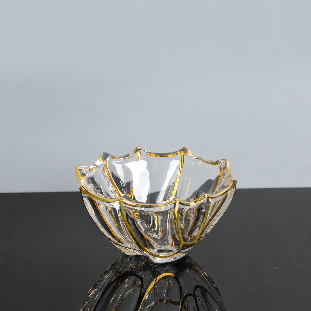 Set of 2 glass bowls with golden lining