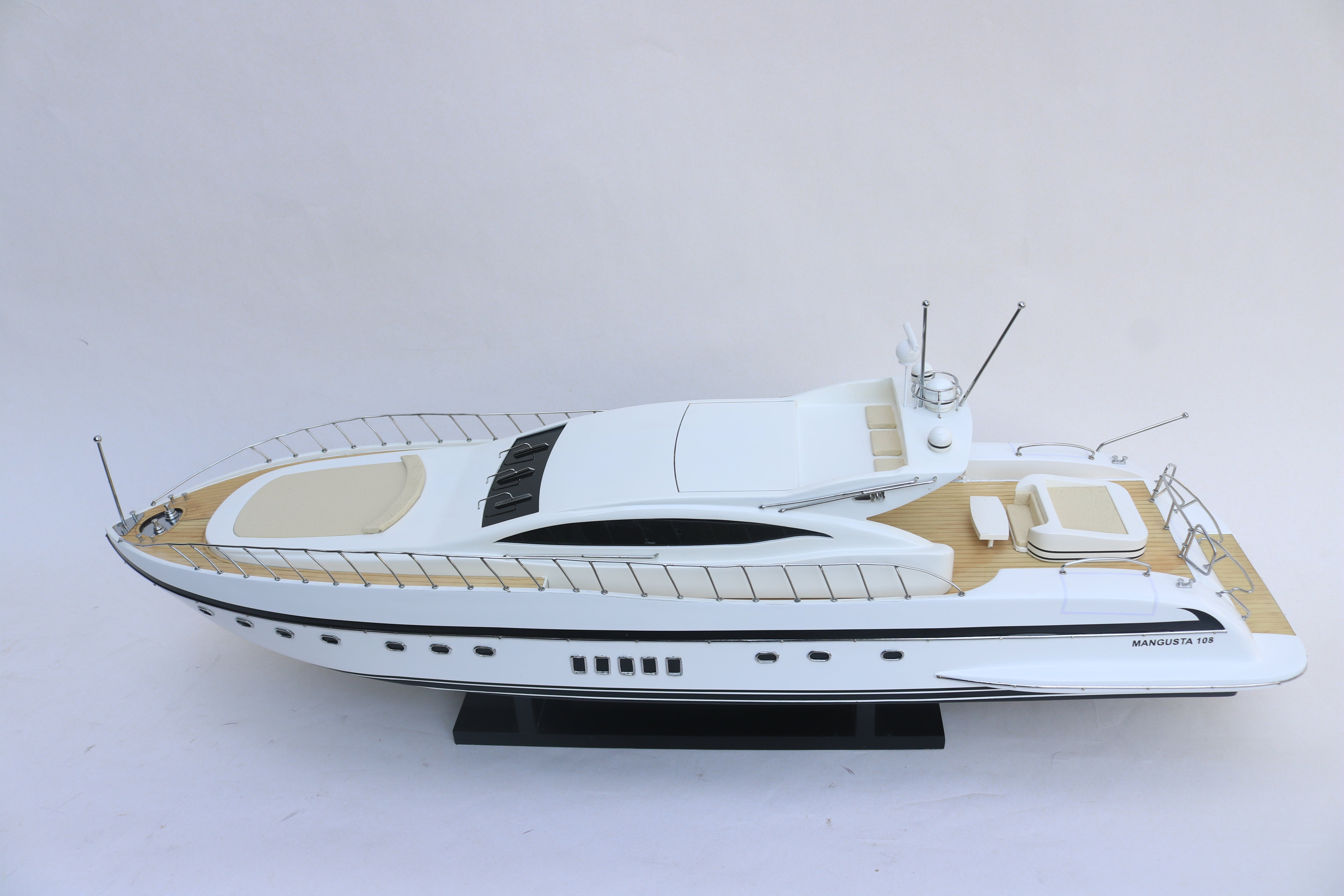 MANGUSTA 108