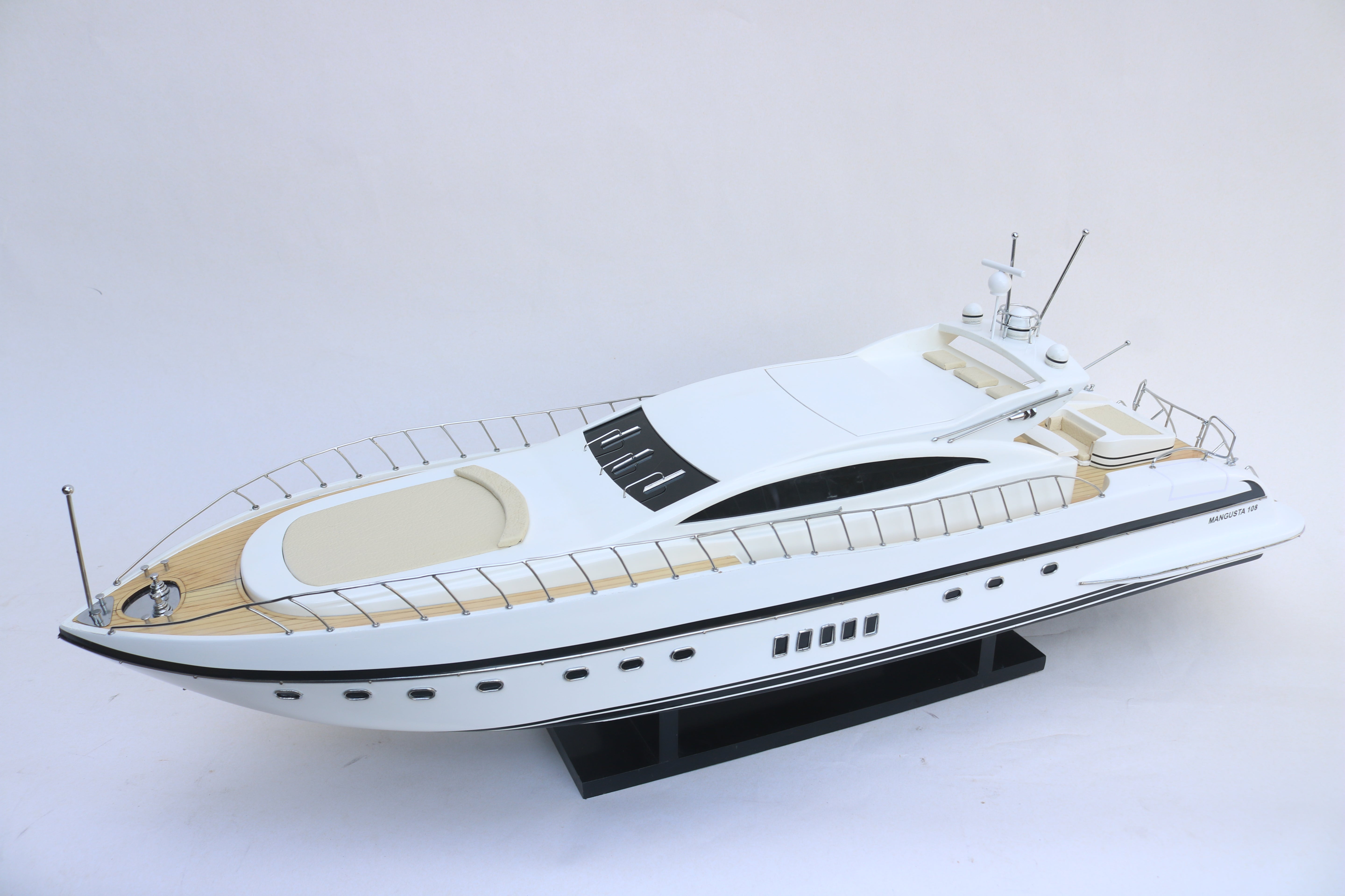 MANGUSTA 108