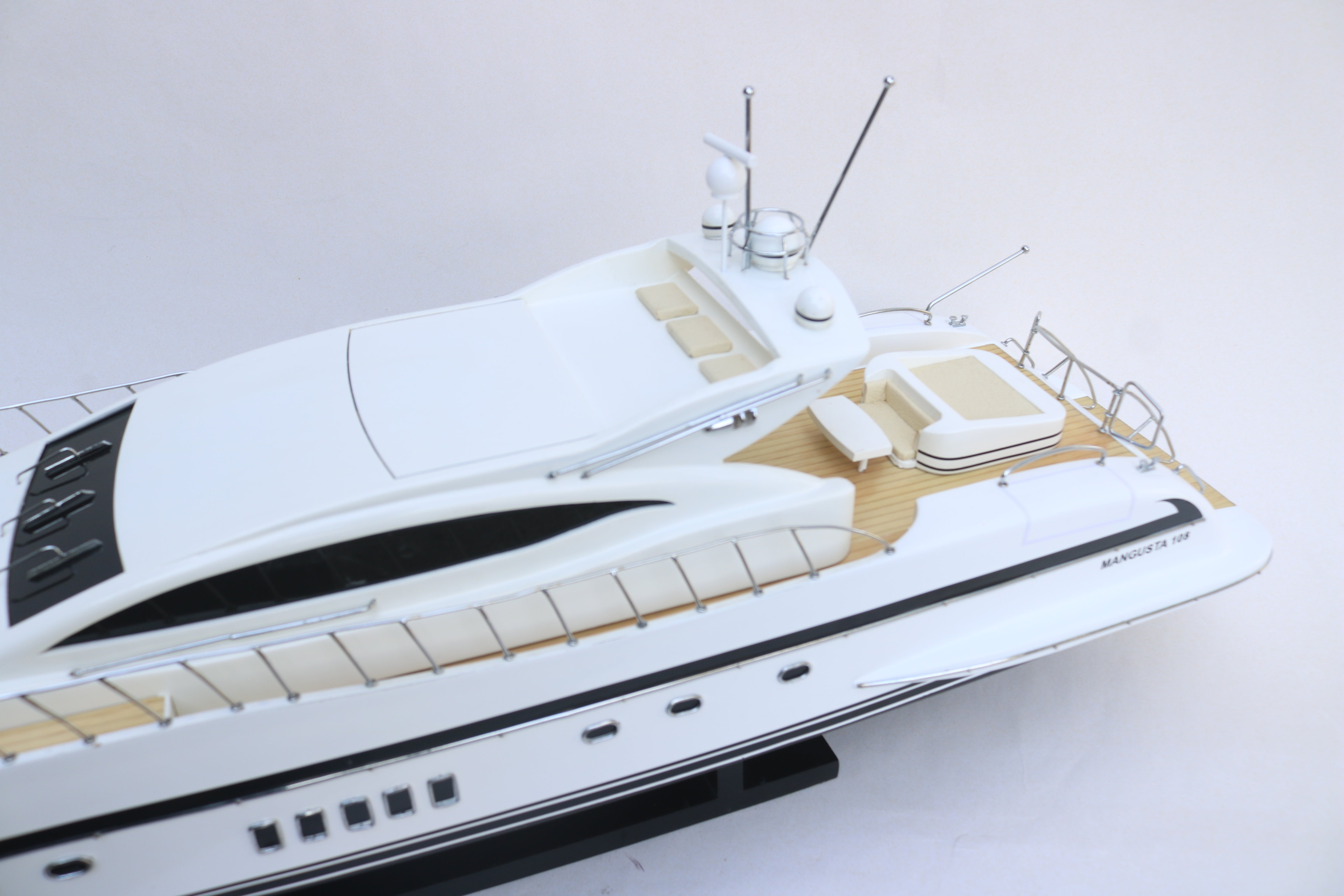 MANGUSTA 108