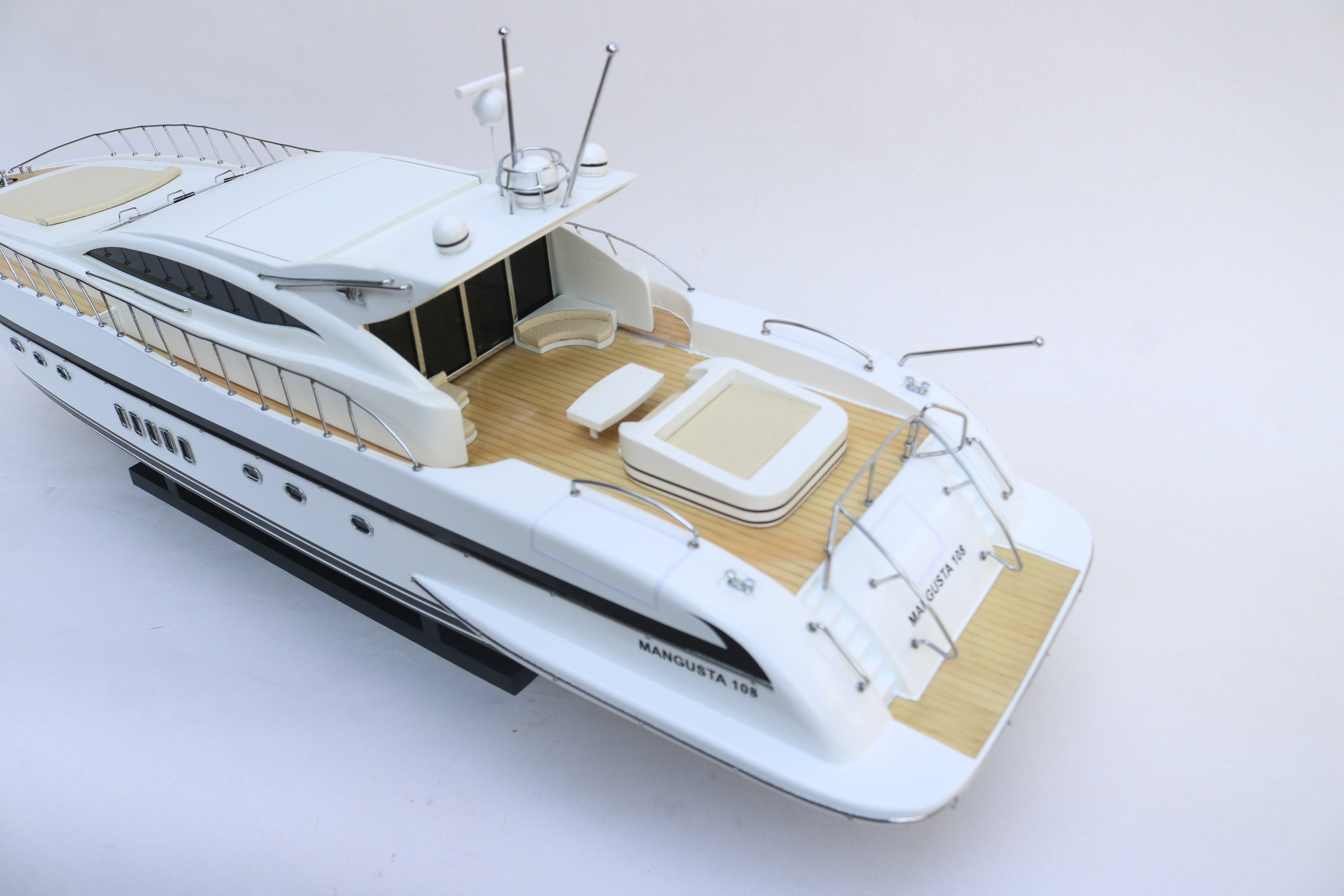 MANGUSTA 108